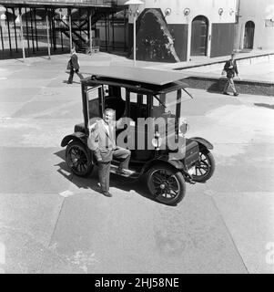 Ein revolutionäres Auto mit Sonnenenergie. Dr. Charles Escoffery mit seinem Oldtimer, der die Solarzellen auf dem Dach zeigt. Dr. Charles Escoffery ist ein Wissenschaftler aus El Segundo, Kalifornien, der Pionierarbeit bei der Entwicklung von Solarzellen geleistet hat. 9th. August 1960. Stockfoto