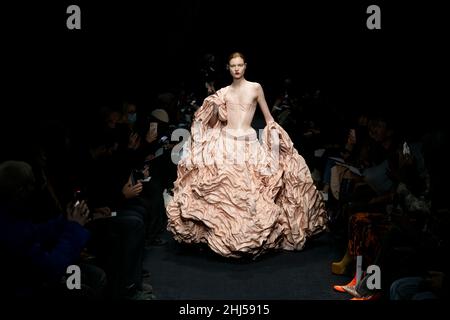 Paris, Frankreich. 26th Januar 2022. JEAN PAUL GAULTIER Haute Couture SS22 Start- und Landebahn während des Haute Couture Frühjahrssommers 2022 - 2022. Januar - Paris, Frankreich 26/01/2022 Credit: dpa/Alamy Live News Stockfoto