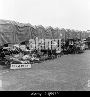 Queen Elizabeth II eröffnet neue Labors und Forschungsräume an der Royal Veterinary College Field Station in Potters Bar, Middlesex. 20th. April 1959. Stockfoto