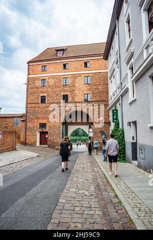 Torun, Polen - 11. August 2021. Das Tor 'Brama Klasztorna' Stockfoto