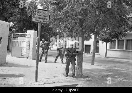 Die Bizerte-Krise 1961French Soldaten auf den Straßen von Bizerte . 21st 1961. Juli die Krise entstand, nachdem tunesische Truppen den französischen Marinestützpunkt Bizerte umzingelt und blockiert hatten, in der Hoffnung, Frankreich dazu zu zwingen, seine letzten Bestände im Land aufzugeben. Nachdem Tunesien Frankreich vor Verstößen gegen den tunesischen Luftraum gewarnt hatte, schickten die Franzosen einen Hubschrauber auf tunesische Truppen, die mit Warnschüssen reagierten. Als Reaktion auf die Blockade wurden 800 französische Fallschirmjäger eingeschickt. Als die Fallschirmjäger auf dem Flugplatz landeten, besprühten sie tunesische Truppen mit Maschinengewehrfeuer. Die Franzosen antworteten mit ai Stockfoto