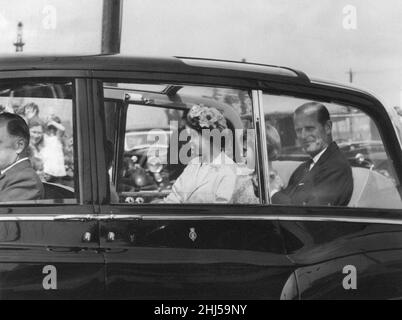 Königin Elizabeth II. Während eines zweitägigen Besuchs in der walisischen Hauptstadt Cardiff, Wales, am Samstag, 6th. August 1960. Aus Dem Bild Zeigt ... Die Königin, der Herzog von Edinburgh, Prinzessin Anne und Prinz Charles (ungesehen) lächeln bei der Nachmittagssonne über die Menschenmassen, während sie zum National Eisteddfod of Wales fahren, einem kulturellen Festival aus Musik, Gesang und Poesie. Stockfoto