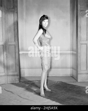 Tsai Chin, Schauspielerin und Hauptdarstellerin im West End-Musical The World of Suzie Wong, das im nächsten Monat im Prince of Wales Theatre, London, eröffnet wird, aufgenommen während der Probenpausen am 17th. Oktober 1959. Stockfoto