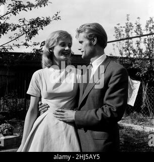 Die Schauspielerin Jill Ireland ist mit ihrem neuen Ehemann, dem Schauspieler David McCallum, abgebildet. 12th Mai 1957. Stockfoto