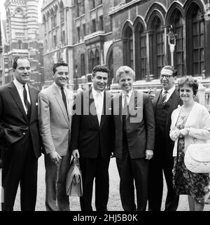 Gerichtssache Tommy Steele. Tommy Steele flog in einem gecharterten Flugzeug von Blackpool, um in einer Verleumdungsaktion vor dem High Court in London Beweise zu liefern. Aber alles, was er vor Gericht tat, war, sich eine Lösung des Falles anzuhören. Die Einigung wurde zugunsten seiner Manager Larry Parnes und John Kennedy durchgeführt. Abgebildet, von links nach rechts, David Jacobs, John Kennedy, Larry Parnes, Tommy Steele, nicht identifizierter Mann, und Tommy Steeles Mutter. 14th. Juli 1960. Stockfoto