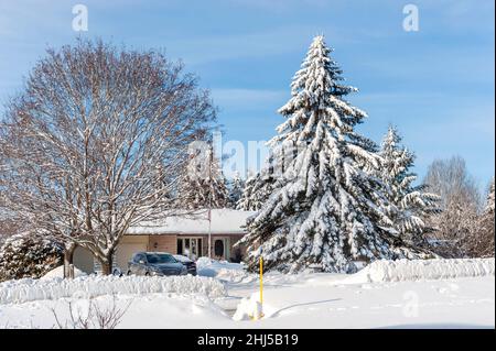 Vorstadthaus und Gebiet nach dem Schneesturm. Stockfoto