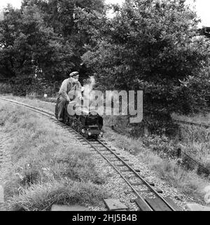 Eisenbahnliebhaber kommen in der Miniatureisenbahn in 'Greywood', dem Garten von Sir John Samuel, im Burwood Park, Walton-on-Thames, auf ihre Kosten. 13th. August 1961. Stockfoto