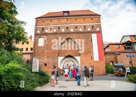 Torun, Polen - 11. August 2021. Das Tor 'Brama Klasztorna' Stockfoto