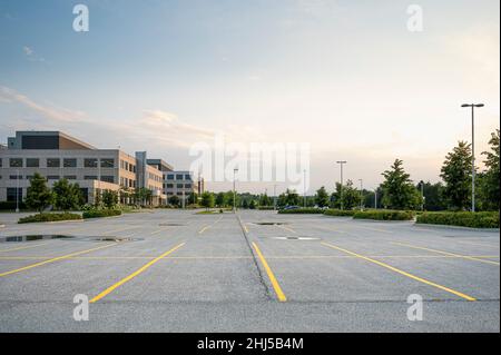 Leerer Parkplatz neben dem Bürogebäude. Stockfoto