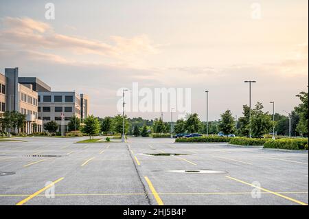 Leerer Parkplatz neben dem Bürogebäude. Stockfoto