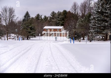 Ungepflügte Vorstadtstraße nach dem Schneesturm, Stockfoto