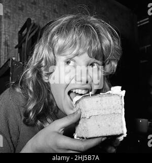 Filmstar Hayley Mills feiert ihren 15th. Geburtstag in den Pinewood Studios, wo sie „Whistle Down the Wind“ dreht. Das Studio überreichte Hayley einen Kuchen, den sie mit dem Rest der Besetzung teilte. 18th. April 1961. Stockfoto