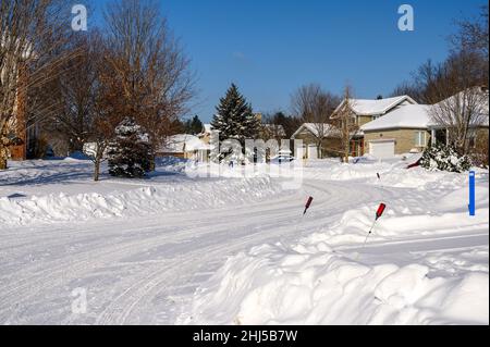Vorstadtstraße nach dem Schneesturm. Stockfoto