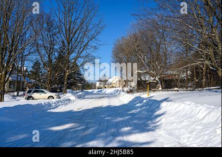 Vorstadtstraße nach dem Schneesturm. Stockfoto