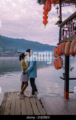 Sonnenaufgang im Lee Wine Rak Thai, chinesische Siedlung, Mae Hong Son, Thailand, wunderschöne Landschaft während des Sonnenaufgangs im chinesischen Dorf unter der Tea Plantation bei Ban Rak Thai, Mae Hong Son in Thailand. Stockfoto