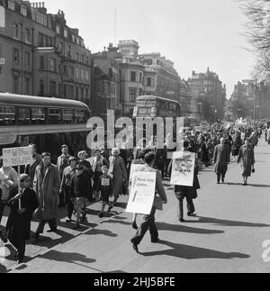 Ban the Bomb Movement viertägiger marsch vom Atomwaffenforschungsbetrieb in Aldermaston, Bekshire, zum Trafalgar Square, London, Montag, den 30th. März 1959. Der zweite jährliche ostermarsch wurde von der Kampagne für nukleare Abrüstung organisiert. Zehntausende von Menschen markierten das Ende des Aldermaston-marsches mit einer Kundgebung im Zentrum Londons. Dies war die größte Demonstration, die London im 20th. Jahrhundert gesehen hatte. Stockfoto