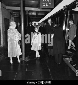 Die Hochzeit von Pamela Mountbatten und David Hicks in der Romsey Abbey, Hampshire. Königin Elizabeth, die Königin Mutter, Prinzessin Anne, Prinz Charles und Prinz Philip kommen am Bahnhof Romsey an. 13th. Januar 1960. Stockfoto
