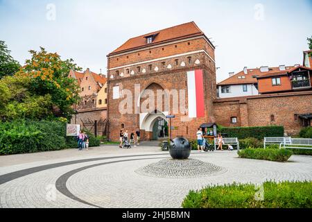 Torun, Polen - 11. August 2021. Das Tor 'Brama Klasztorna' Stockfoto