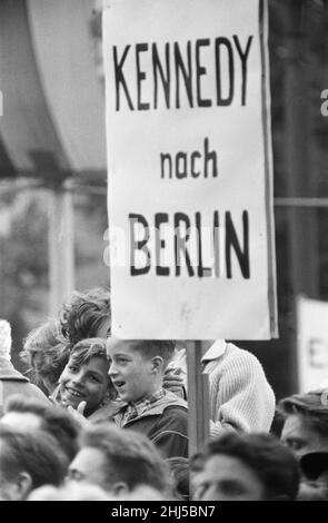 Massendemonstration vor dem Rathaus von Schoneberg aus Protest gegen den Bau der Berliner Mauer, der am 12th. Und 13th. August drei Tage zuvor in der Nacht begonnen hatte.Bilderschau: Aufrufe in der Menge zum Besuch des amerikanischen Präsidenten John F. Kennedy in Berlin. 16th. August 1961. Stockfoto