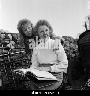 Mary Hayley Bell und ihre Tochter Hayley Mills haben sich in Downham, Lancashire, in der Sonne ein Bild gemacht und das Drehbuch des Films „Whistle Down the Wind“ studiert. Der Film wird auf einer Farm dort gedreht und Hayley ist dabei. Das Drehbuch wurde nach einem Roman von Mary Hayley Bell adaptiert. 21st. Februar 1961. Stockfoto