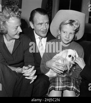 Schauspieler John Mills zu Hause mit seiner Frau Mary Hayley Bell und ihrer Tochter Hayley. 31st. Dezember 1959. Stockfoto