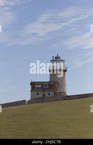 Vertikale Aufnahme des Belle Tout Lighthouse in Beachy Head, East Sussex Stockfoto