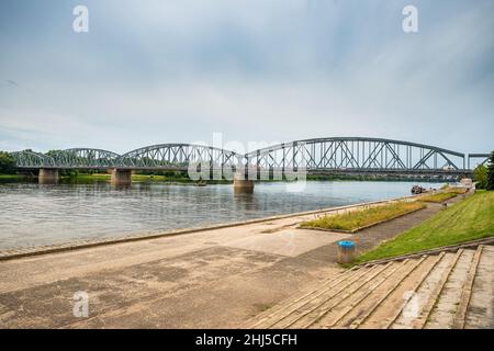 Torun, Polen - 11. August 2021. Jozef Pilsudski-Brücke Stockfoto