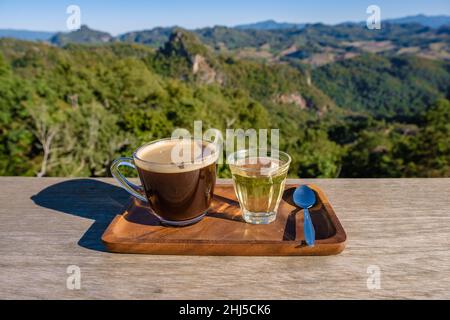 Mae Hong Son Thailand, Ban Jabo Noodle House, Ban Jabo, Mae Hong Son, Thailand. Bergblick, Morgennebel Aussichtspunkt Pha Mok Baan Jabo, selektiver Fokus auf Kaffee in den Bergen mit Tee Stockfoto