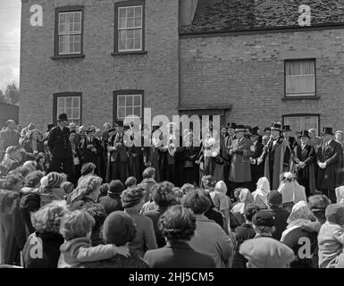 Cambridge-Bürgermeister Leonard D. V. Wordingham wirft den Kindern auf der REACH-Messe, Mai 18th 1959In 1201, Pennys zu King John hat eine Charta für die Abhaltung einer Messe in REACH erteilt. Ursprünglich sollte es am Rogation Monday stattfinden, wurde aber seitdem auf den Anfang Mai stattfindenden Bankfeiertag umgestellt. Nach dem ursprünglichen Brauch wird es vom Bürgermeister von Cambridge in Begleitung der Aldermen in voller Insignie eröffnet Stockfoto