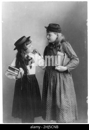 Straßentypen von Chicago - 2 Schülerinnen, eines mit Armeemütze Stockfoto