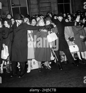 Die Menge wartet darauf, Prinzessin Margaret, ihren Verlobten Antony Armstrong-Jones und die Queen Mother zu sehen, die an einer Gala-Ballettaufführung im Royal Opera House teilnehmen. Covent Garden, London. 1st. März 1960. Stockfoto