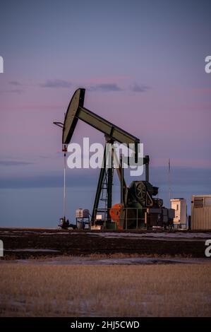 Dramatischer Himmel über einem Kürbier im ländlichen Alberta, Kanada. Stockfoto