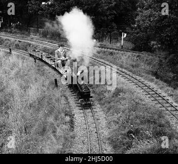 Eisenbahnliebhaber kommen in der Miniatureisenbahn in 'Greywood', dem Garten von Sir John Samuel, im Burwood Park, Walton-on-Thames, auf ihre Kosten. 13th. August 1961. Stockfoto