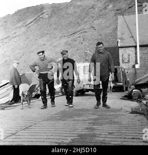 Fischer George Emmerson mit seinem hingebungsvollen Hund Sandy, bei der Arbeit in Flamborough abgebildet. 30th. Oktober 1960. Stockfoto