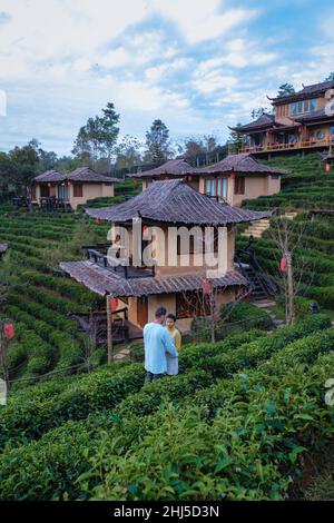 Sonnenaufgang im Lee Wine Rak Thai, chinesische Siedlung, Mae Hong Son, Thailand, wunderschöne Landschaft während des Sonnenaufgangs im chinesischen Dorf unter der Tea Plantation bei Ban Rak Thai, Mae Hong Son in Thailand. Stockfoto