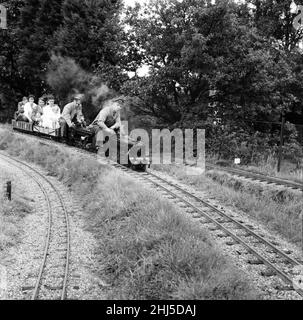 Eisenbahnliebhaber kommen in der Miniatureisenbahn in 'Greywood', dem Garten von Sir John Samuel, im Burwood Park, Walton-on-Thames, auf ihre Kosten. 13th. August 1961. Stockfoto