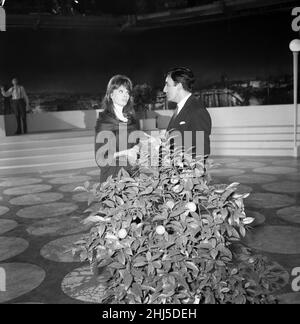 Sophia Loren und Peter Sellers in einer Szene aus dem Film „die Millionärin“ in den MGM Filmstudios in Elstree. 13th. Juli 1960. Stockfoto