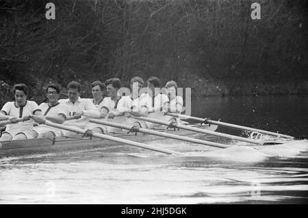 Die Oxford University Rowing Crew in der Ausbildung für das bevorstehende Oxford gegen Cambridge Boat Race. Das Bootsrennen 104th fand am 5. April 1958 statt. Das Boat Race findet jährlich statt und ist ein Side-by-Side-Ruderrennen zwischen Crews der Universitäten Oxford und Cambridge entlang der Themse. Das Rennen wurde von dem ehemaligen Cambridge-Ruderer Kenneth Payne umformt und zeigte den ersten cox, der seinem Vater bei der Steuerung eines der Boote folgte. Der amtierende Meister Cambridge gewann mit dreieinhalb Längen in einer Zeit von 18 Minuten und 15 Sekunden die drittschnellste Siegerzeit der Geschichte und brachte den Gesamtrekord auf Stockfoto