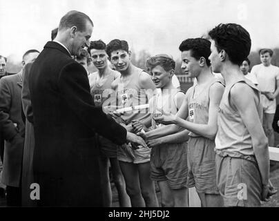 Prinz Philip, Herzog von Edinburgh, besucht Liverpool. Auf dem Gelände der Liverpool Boys' Association überreicht Prinz Philip Abzeichen und Zertifikate für den Duke of Edinburgh Award. William Tickle erhält seinen Preis und links ist sein Zwillingsbruder John. Die anderen, von links nach rechts, sind Charles Cowley, Walter Evans und Peter Stratton. Ca. 1958. Stockfoto