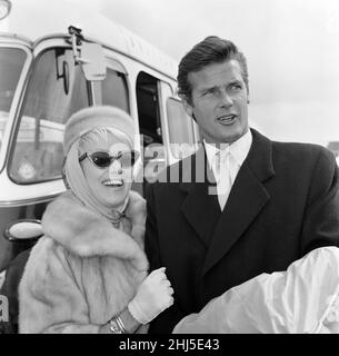 Der Schauspieler Roger Moore und seine Frau Dorothy Squires, die heute aus New York in DIE RUNDE geflogen sind. 20th. April 1961. Stockfoto