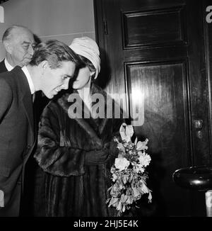 Queen Elizabeth, die Queen Mother und Prinzessin Margaret besuchen am Donnerstag, den 8th. Dezember 1960, eine Gala-Matinee des Balletts zur Unterstützung der Royal Academy of Dancing im Theatre Royal, Drury Lane, London. Unser Bild Zeigt ... Prinzessin Margaret flüstert ihrem Mann Antony Armstrong-Jones, Earl of Snowdon 1st, ins Ohr. Stockfoto