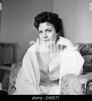 Valerie Gaunt, britische Schauspielerin, wird in ihrem ersten Film, The Curse of Frankenstein as Justine, am Mittwoch, den 3rd. April 1957 in der Hauptrolle zu sehen sein. Stockfoto