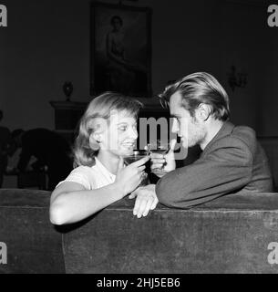 Die Schauspielerin Jill Ireland ist mit ihrem neuen Ehemann, dem Schauspieler David McCallum, abgebildet. 12th Mai 1957. Stockfoto
