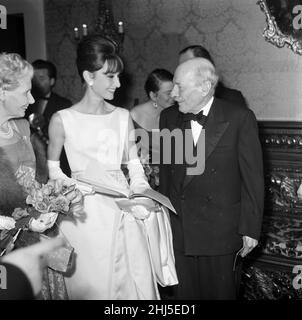 Schauspielerin Audrey Hepburn mit Graf und Gräfin Attlee auf der Londoner Premiere ihres neuesten Films "Breakfast At Tiffany" im Teatro Plaza abgebildet. 19. Oktober 1961. Stockfoto