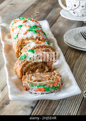 Eine Karottenkuchengelee Rolle auf einer Platte, in Scheiben geschnitten, bereit zum Servieren. Stockfoto