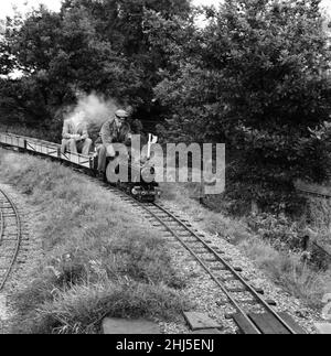 Eisenbahnliebhaber kommen in der Miniatureisenbahn in 'Greywood', dem Garten von Sir John Samuel, im Burwood Park, Walton-on-Thames, auf ihre Kosten. 13th. August 1961. Stockfoto