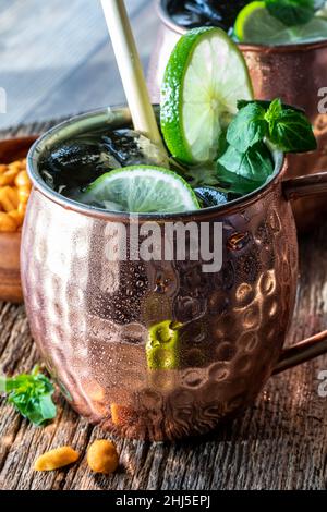 Eisiger, kalter Moskauer Mule-Cocktail mit Wodka in einem Kupferbecher, garniert mit Limette. Stockfoto