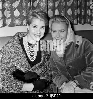 Julia Lockwood (links) und Juliet Mills, die an Weihnachten Peter Pan und Wendy am Scala Theater lagen. Julia war heute Abend auf dem Londoner Flughafen, um Juliet zu treffen, als sie aus New York einflog. Sie trafen sich zuletzt vor fünf Jahren. 30th. Oktober 1960. Stockfoto