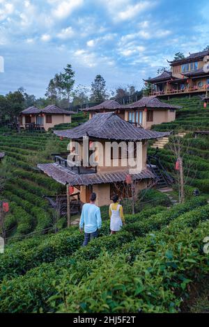 Sonnenaufgang im Lee Wine Rak Thai, chinesische Siedlung, Mae Hong Son, Thailand, wunderschöne Landschaft während des Sonnenaufgangs im chinesischen Dorf unter der Tea Plantation bei Ban Rak Thai, Mae Hong Son in Thailand. Stockfoto