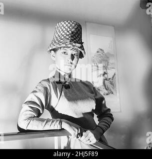 Tsai Chin, Schauspielerin und Hauptrolle in West End, spielt The World of Suzie Wong, im Prince of Wales Theatre, London, fotografiert Modelling Hats in Dolores, Großhandelsmüllern der Welbeck Street, Marylebone, London, 19th. November 1959. Stockfoto